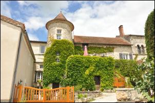 Maison avec donjon féodal