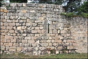 Mur avec meurtrières, vestige du chaâteau de l'évèque