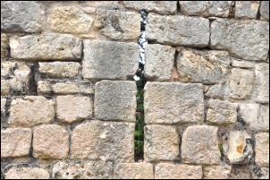 Mur avec meurtrières, vestige du chaâteau de l'évèque