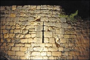 Mur avec meurtrières, vestige du chaâteau de l'évèque