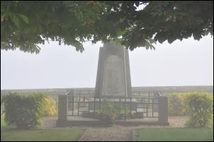 Monument aux morts lors d'un matin brumeux